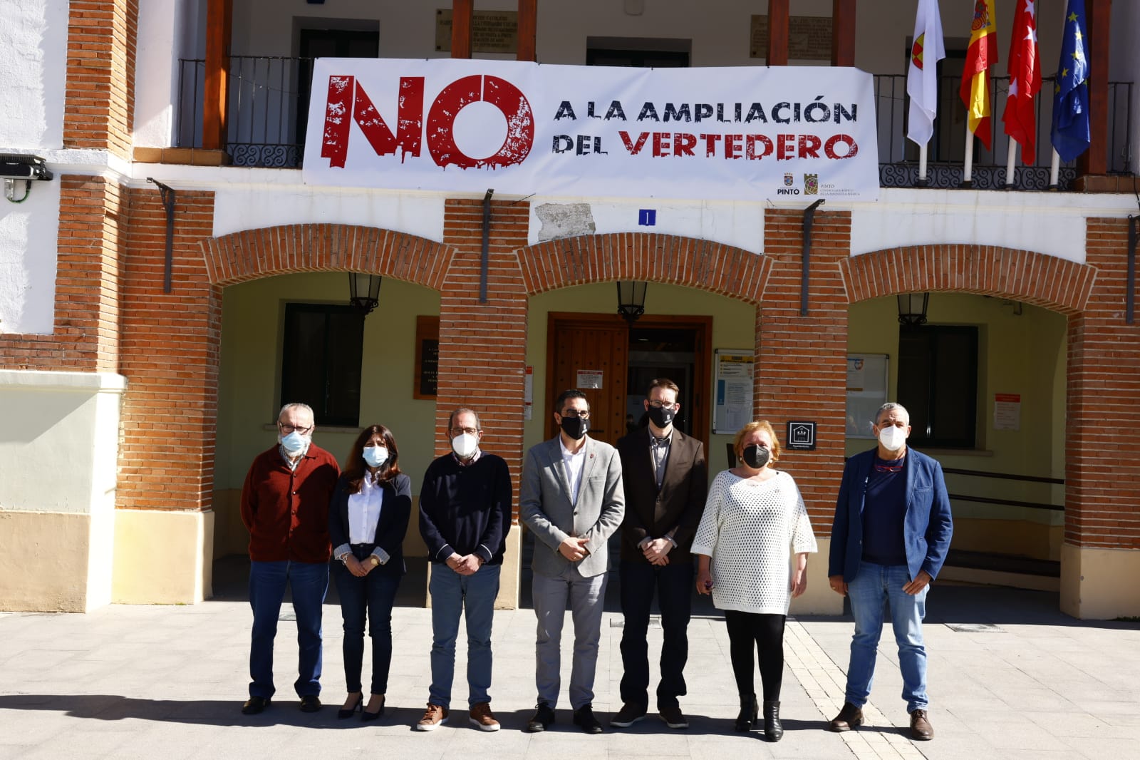 El Gobierno local de Pinto delante de la pancarta en la fachada del Ayuntamiento contra la ampliación del vertedero