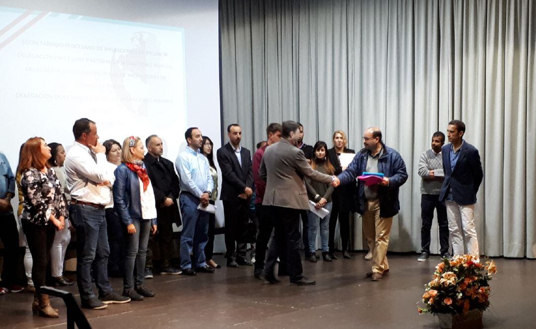 Representantes de varios partidos políticos de la Ribera del Duero recogen en manifiesto redactado por los colectivos de inmigrantes tutelados por Comisiones Obreras en la región.