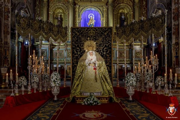 La Esperanza de la Trinidad, enmarcada entre los varales, las bambalinas y el techo de su palio