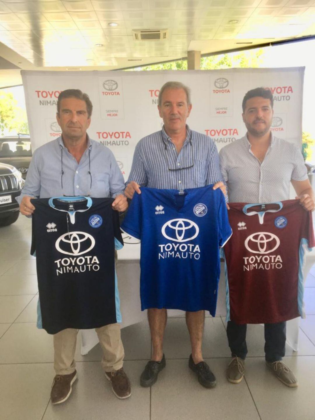 Miembros de Toyota y del Xerez DFC posan con las camisetas de la sección de fútbol sala.