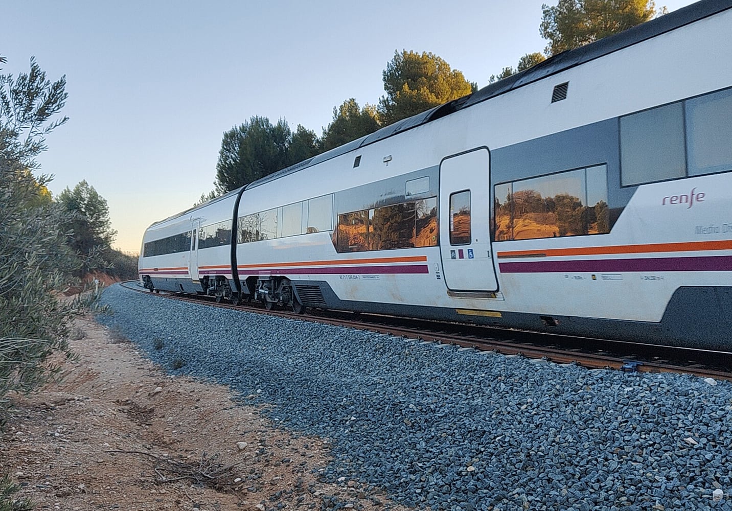 Tren de media distancia Granada-Almería a la altura del pantano del Cubillas (Granada)