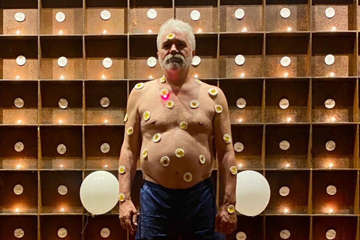Y él es el húngaro Istvan Eross, en su acción ritual conectada con el pasado del actual Círculo de Arte