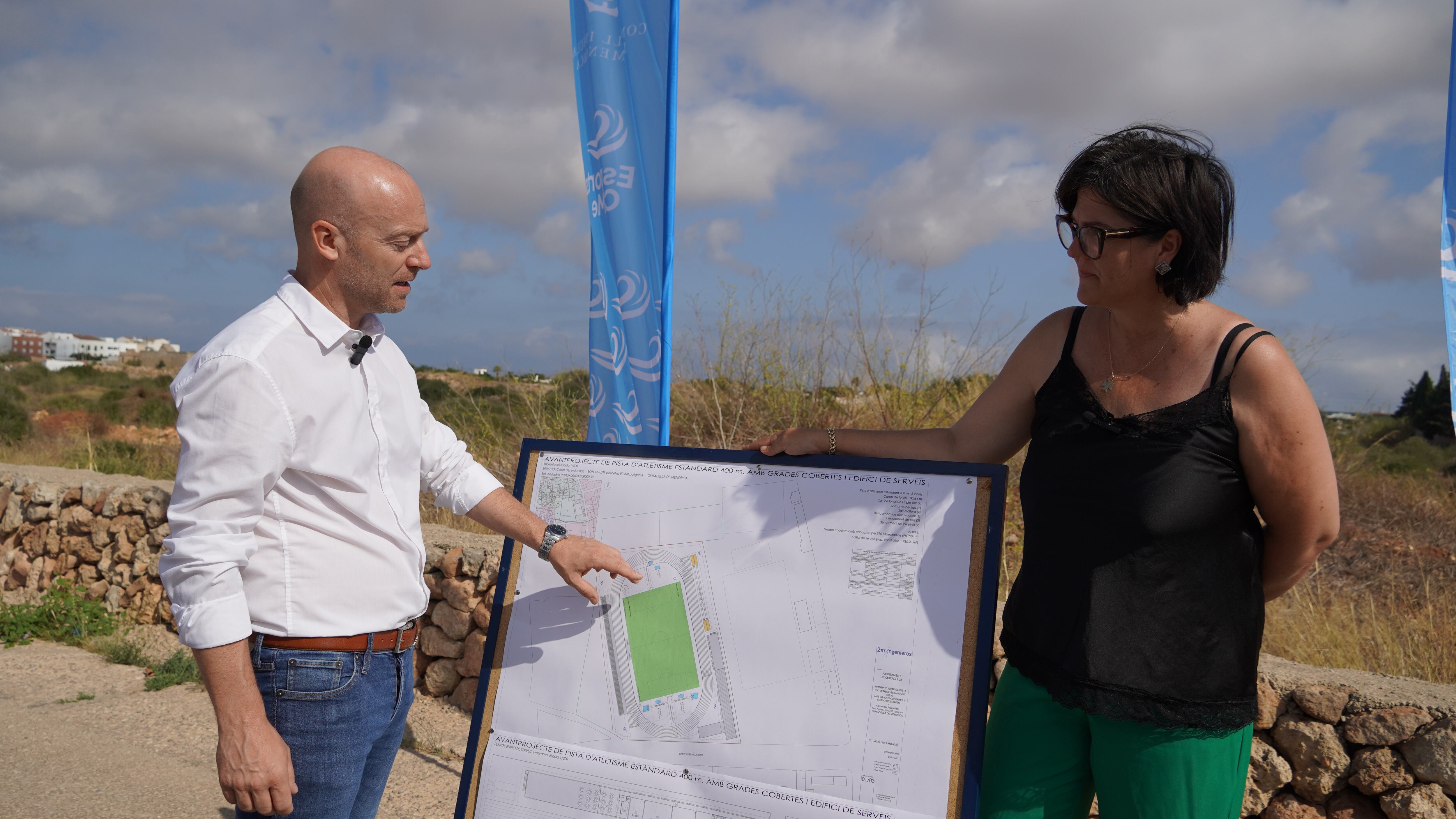 Adolfo Vilafranca i Juana Mari Pons expliquen com serà la nova instal·lació esportiva.