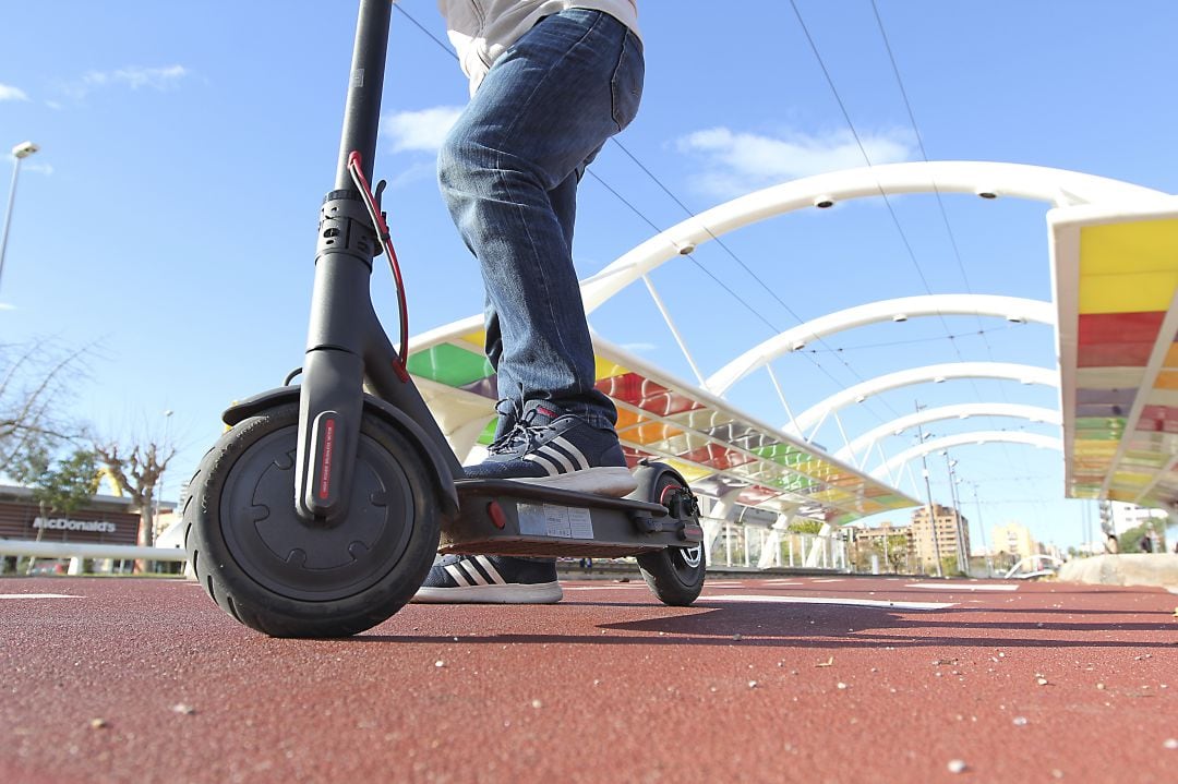 Un patinete eléctrico en la avenida del Mar de Castellón