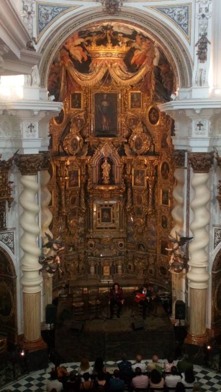 Niño de Gines en plena actuación ante el retablo de San Luis de los Franceses