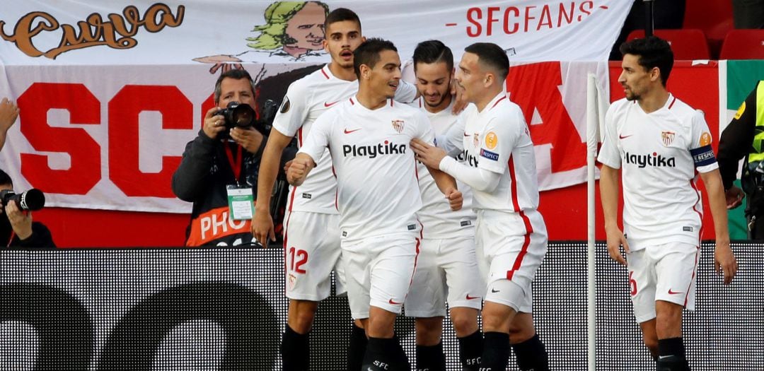 Los jugadores del Sevilla celebran el gol de Ben Yedder