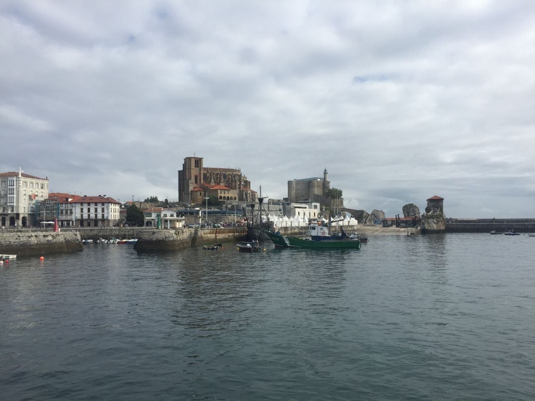 Vista parcial del puerto y conjunto monumental de Castro Urdiales.