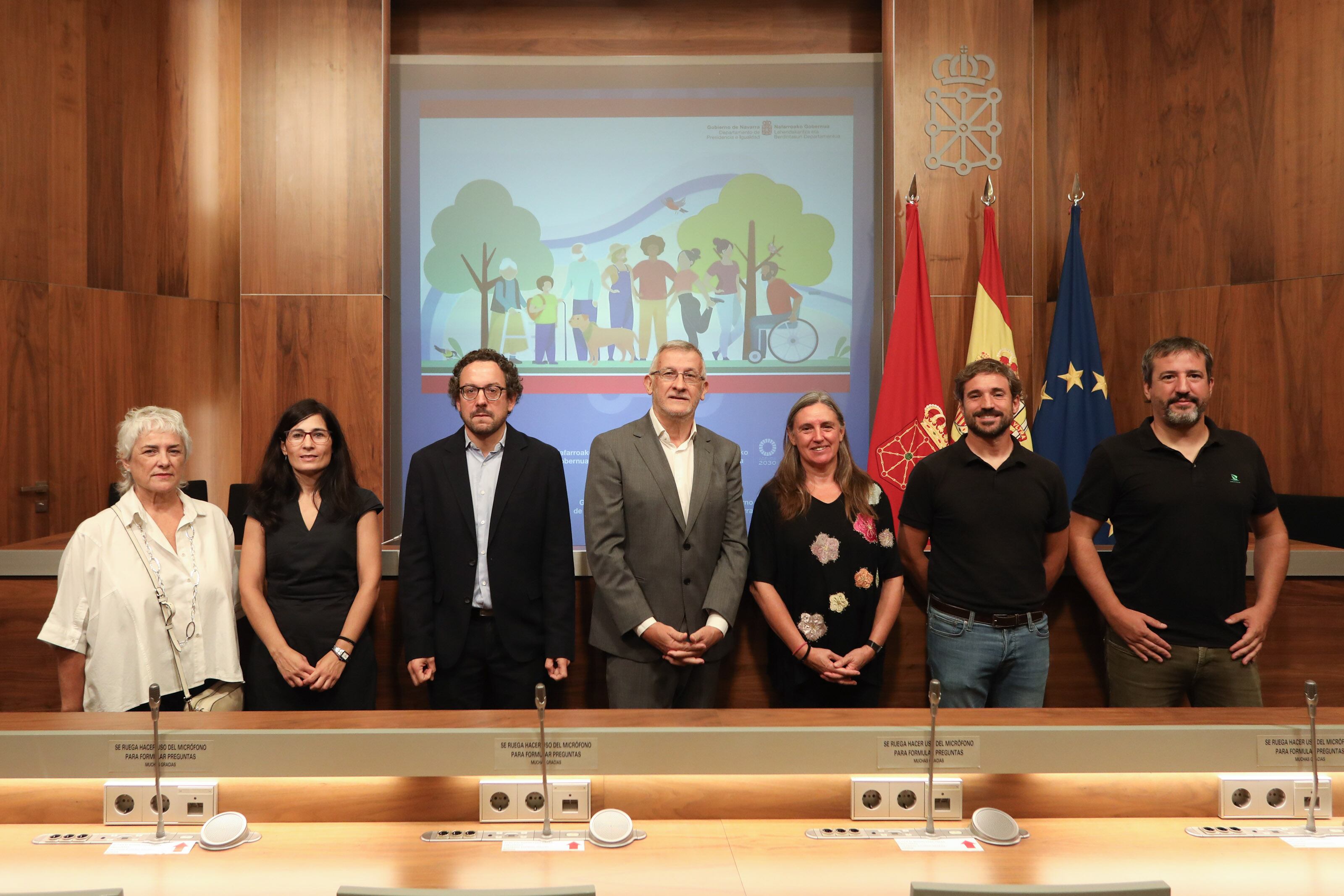 El vicepresidente primero y consejero de Presidencia e Igualdad, Félix Taberna, junto a representes y responsables de Navarra + Voluntaria