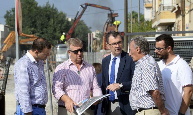 El alcalde de Murcia asiste al desmontaje de la pasarela peatonal elevada que atravesaba, hasta hoy, la antigua línea de ferrocarril de Chinchilla a Cartagena en Beniaján.