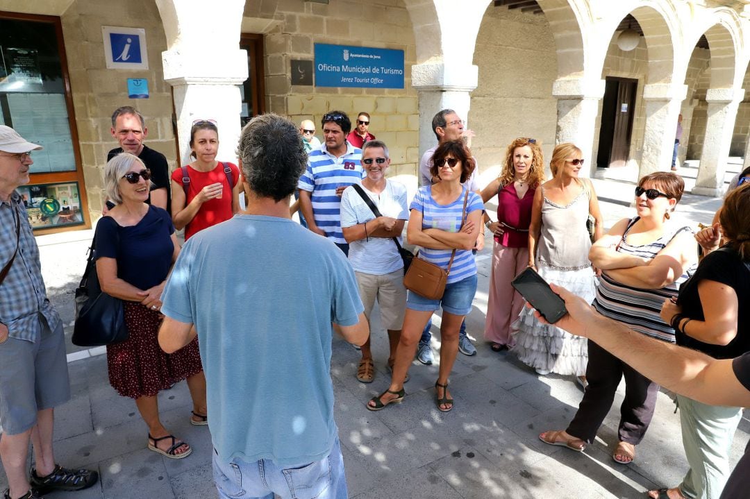 Un grupo de turistas visitando Jerez