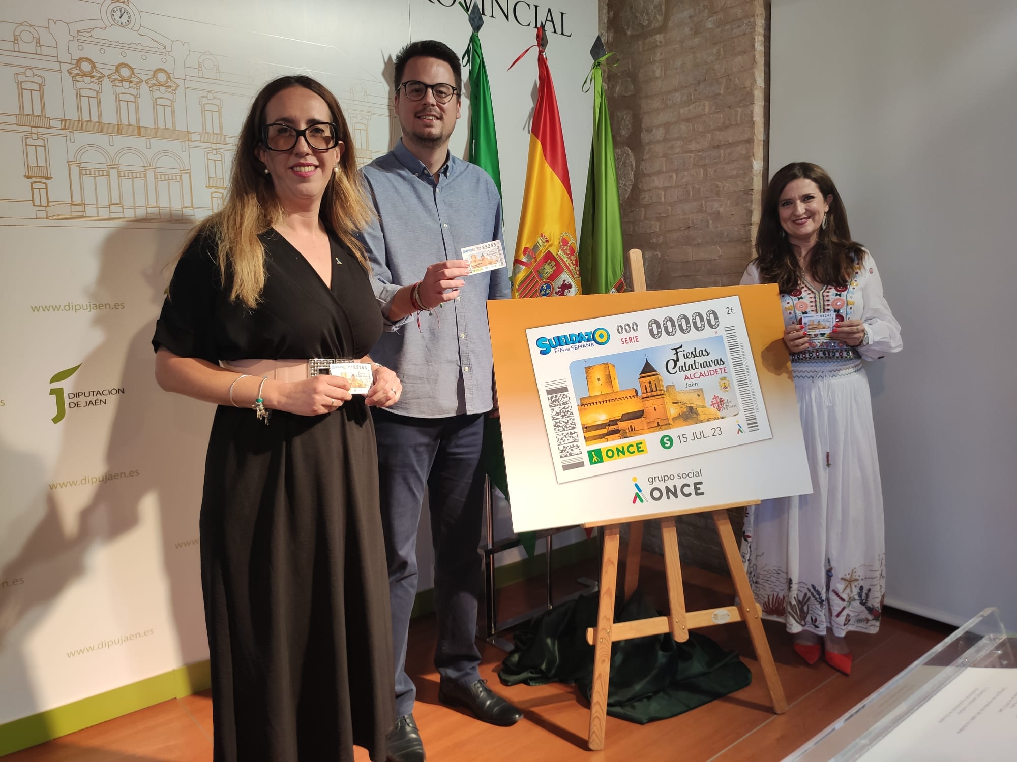 La directora de la ONCE en Jaén, Marisa Garzón, el diputado provincial, Francisco Javier Lozano, y la alcaldesa de Alcaudete, Yolanda Caballero, durante la presentación de las Fiestas Calatravas