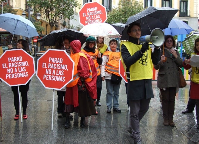 Varias personas se manifiestan contra el racismo.