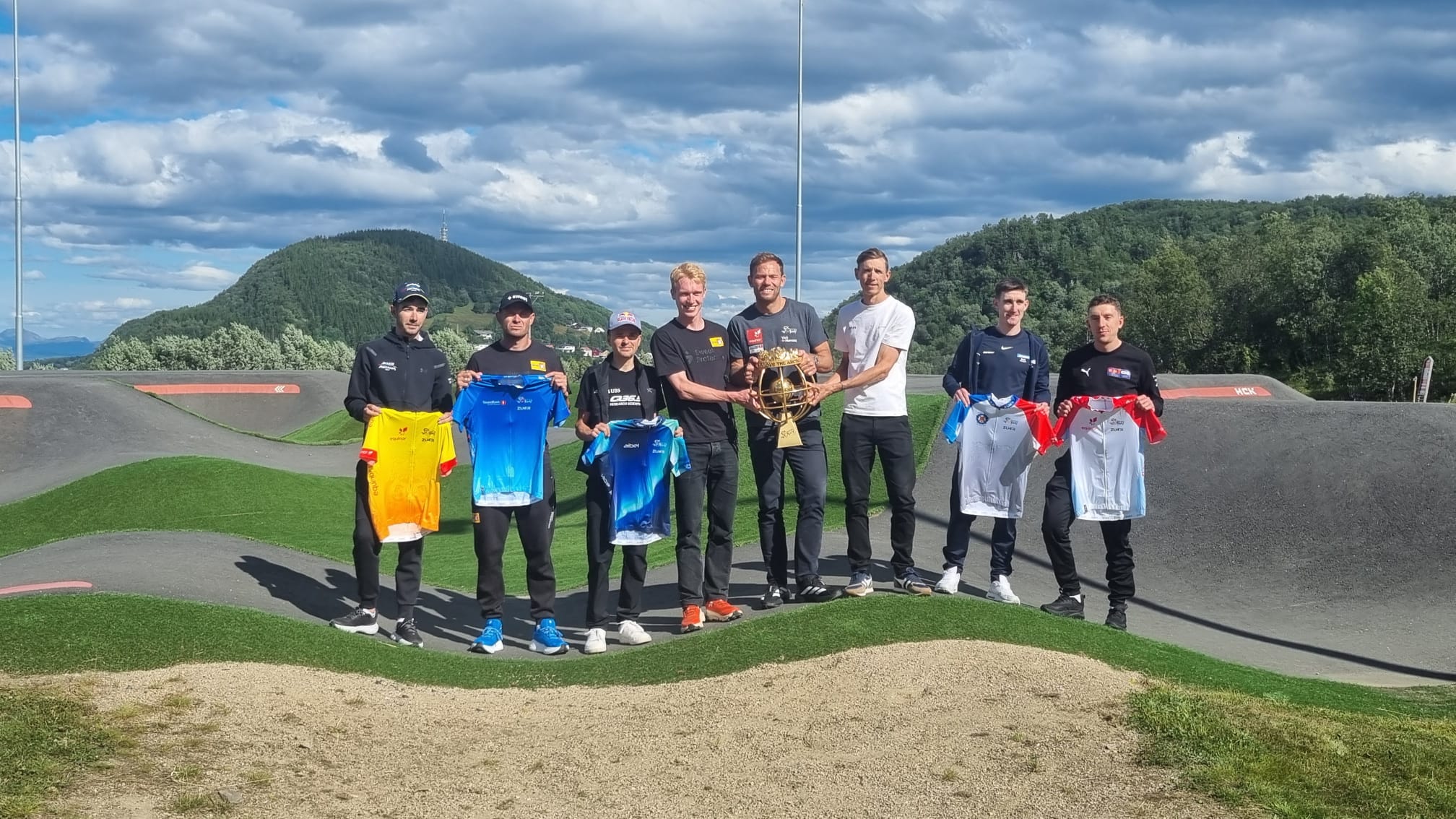 Presentación en Harstad de una pista de ciclismo. Tom Pidcock, tercero por la izquierda