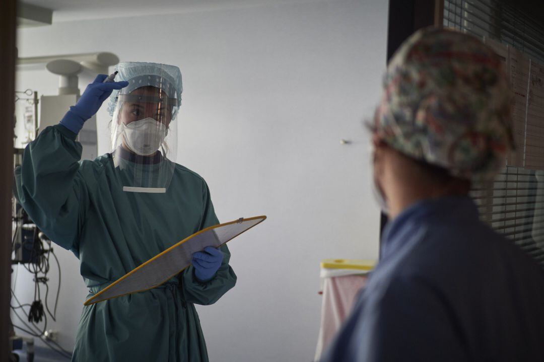 Una empleada sanitaria protegida trabaja en las instalaciones pertenecientes a la UCI de la Clínica Universidad de Navarra