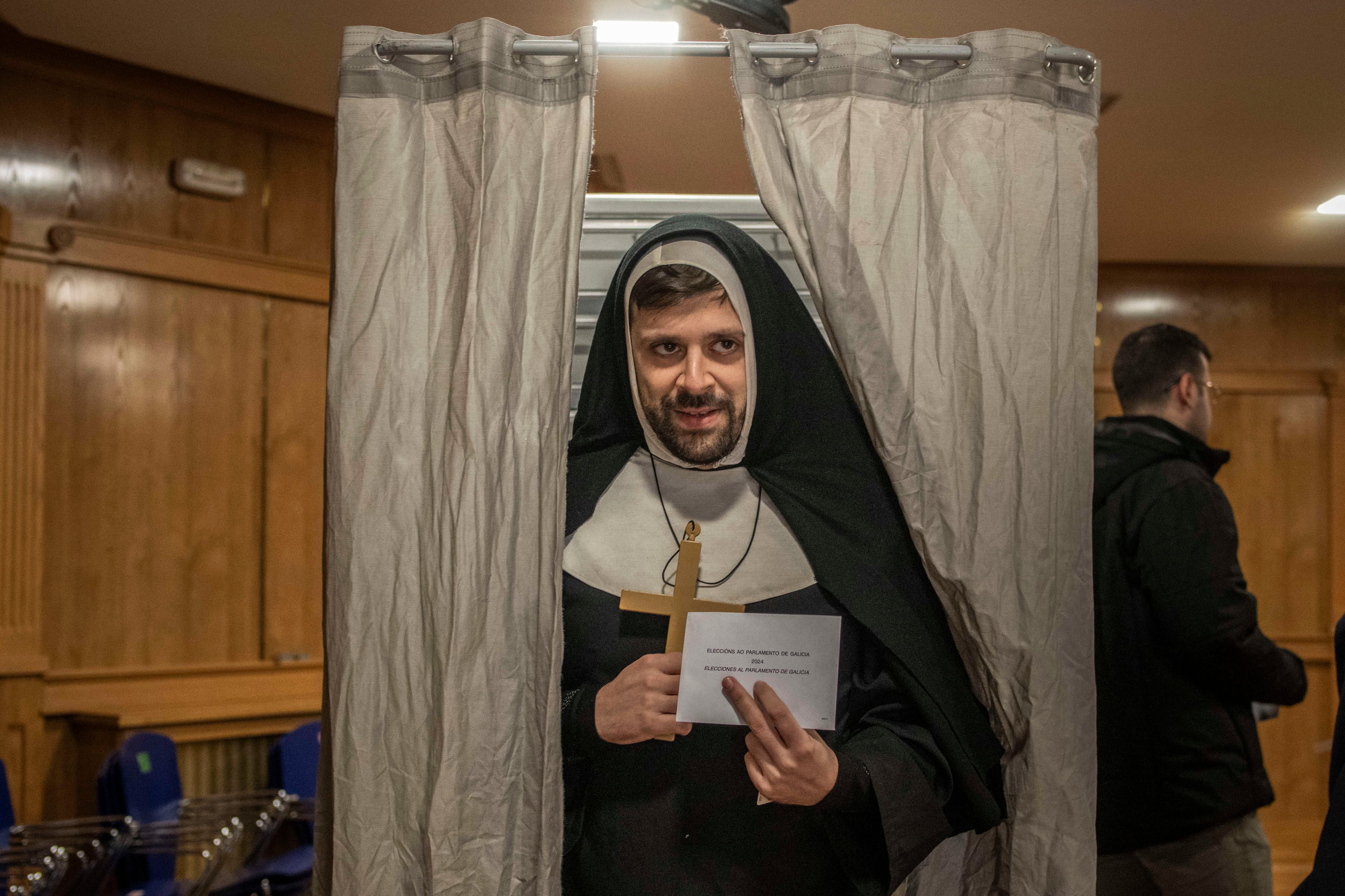  En la imagen, una persona disfrazada vota en un colegio electoral en Xinzo de Limia (Ourense), este domingo. EFE/Brais Lorenzo