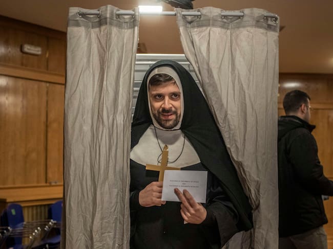 En la imagen, una persona disfrazada vota en un colegio electoral en Xinzo de Limia (Ourense), este domingo. EFE/Brais Lorenzo