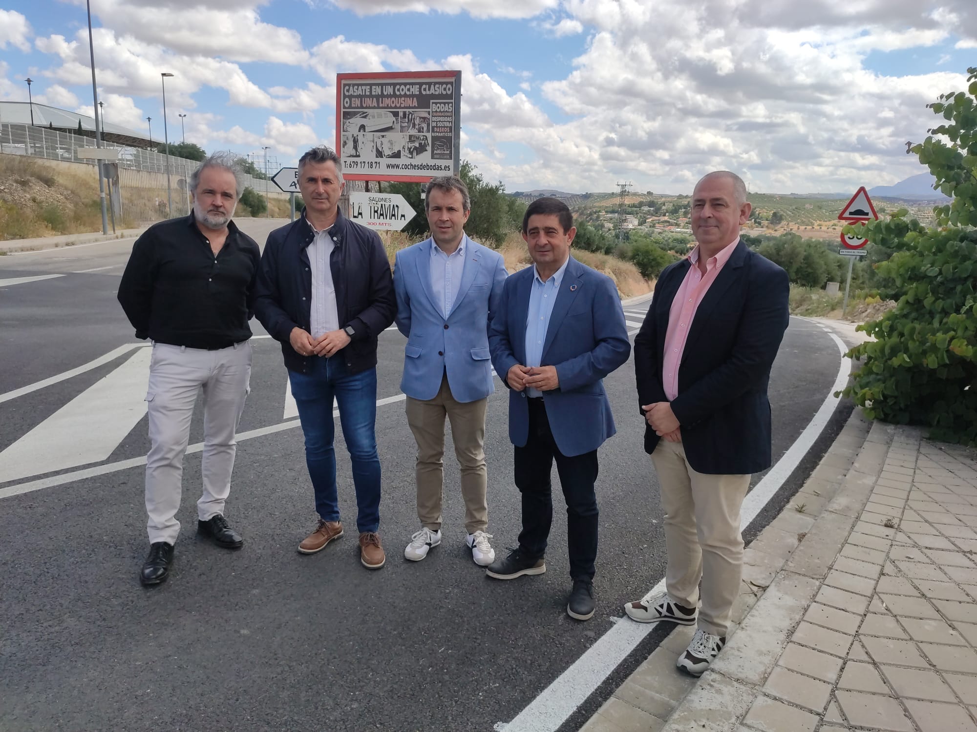 Miembros del PSOE ante la remozada carretera del Bazán en la capital jiennense