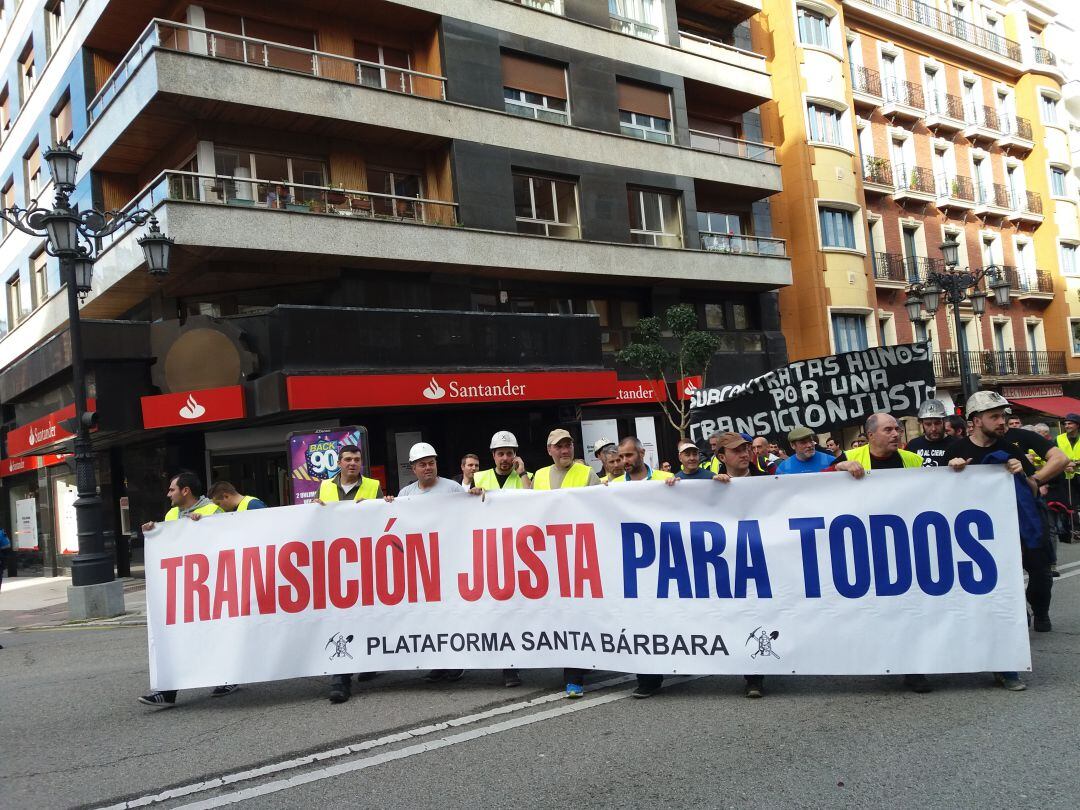 La pancarta de cabeza de la marcha minera , a pocos metros de su destino final en la plaza de España de Oviedo