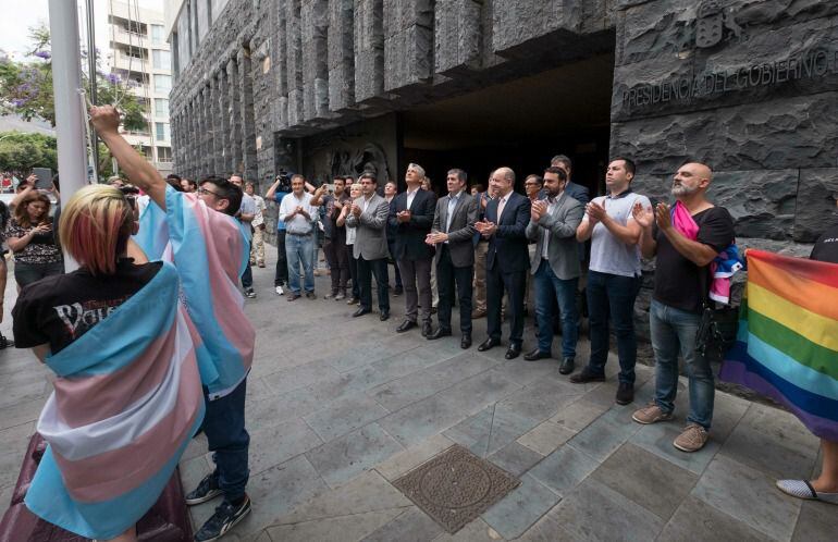 Acto de izado bandera gay 