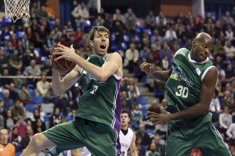 Fran Vázquez coge un rebote ante el Bilbao