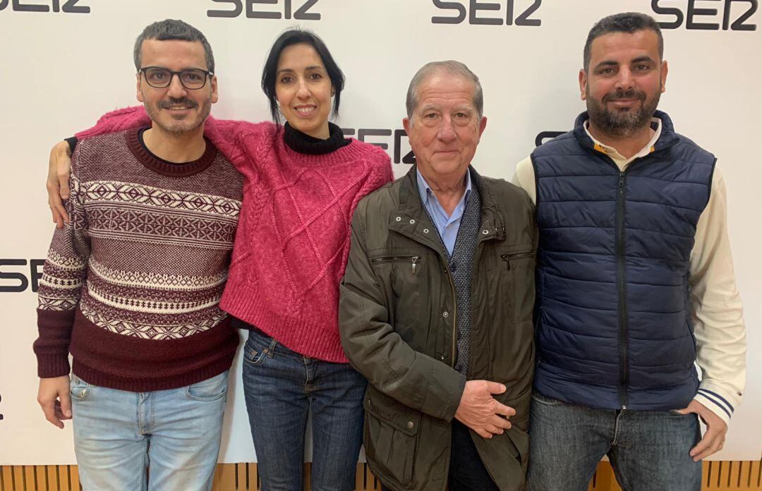 De izquierda a derecha: José Antonio Fuentes (dramaturgo, codirector e intérprete); Eva Libertad (codirectora); Diego Jiménez (intérprete, profesor de Historia jubilado autor del libro 'La casa de la Loma') y Mustafá Ziani (intérprete marroquí, exjornalero y sindicalista en el campo de Cartagena)