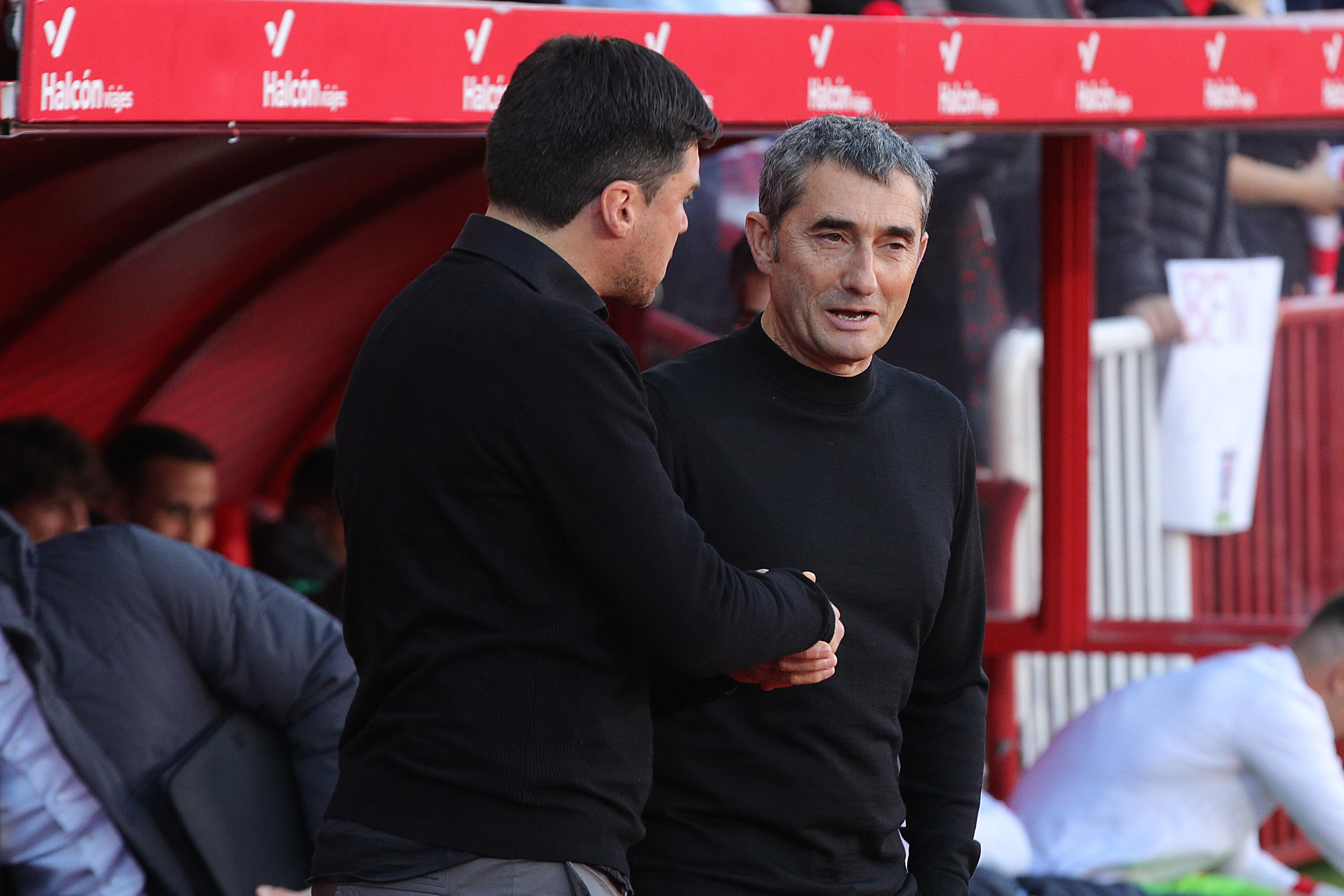 El entrenador del Granada CF Alexander Medina saluda a Ernesto Valverde