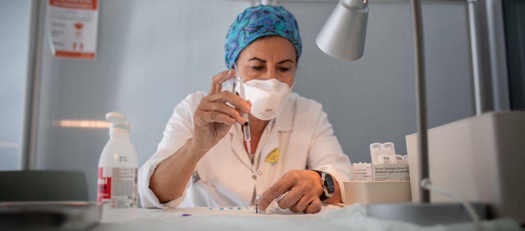 Una enfermera prepara la vacuna Pfizer-BioNtech contra el COVID-19.