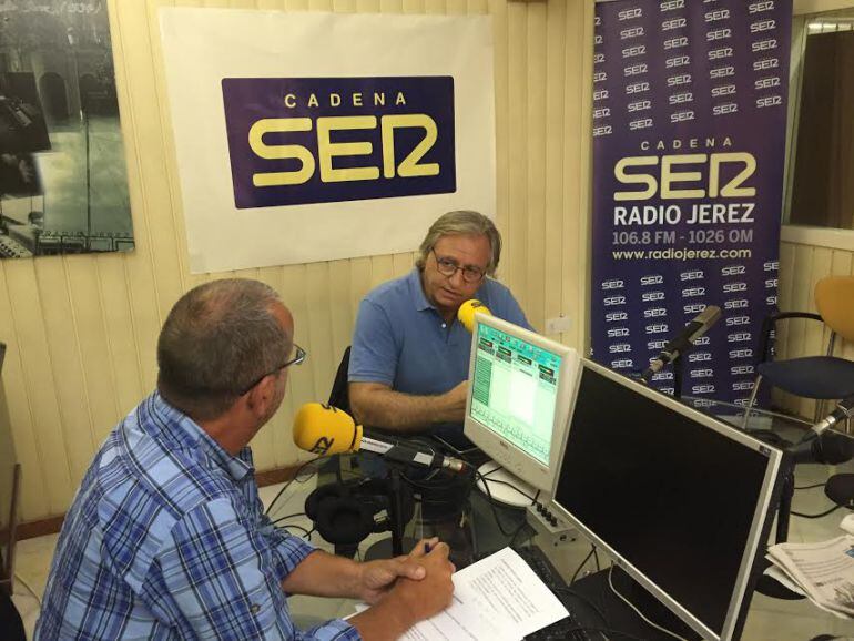 Francisco Camas durante una entrevista en Radio Jerez