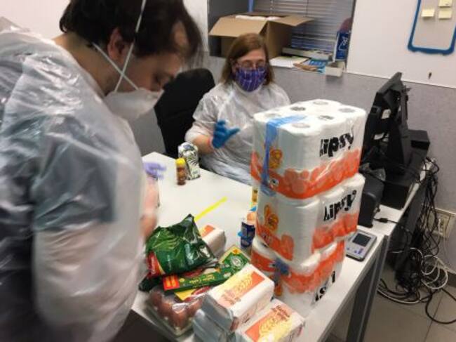 Medinilla atiende a un usuario