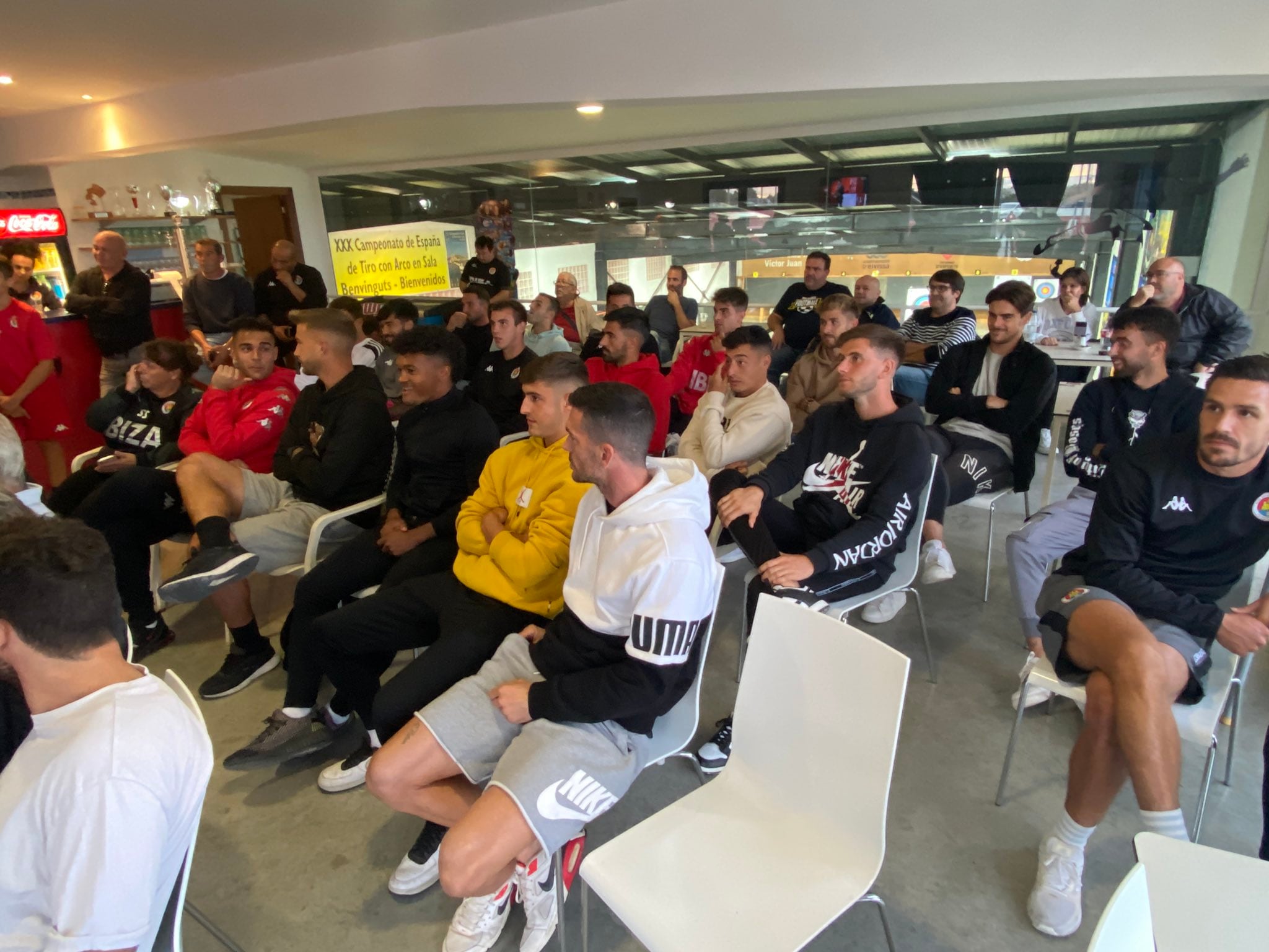 Los jugadores del CD siguiendo el sorteo copero