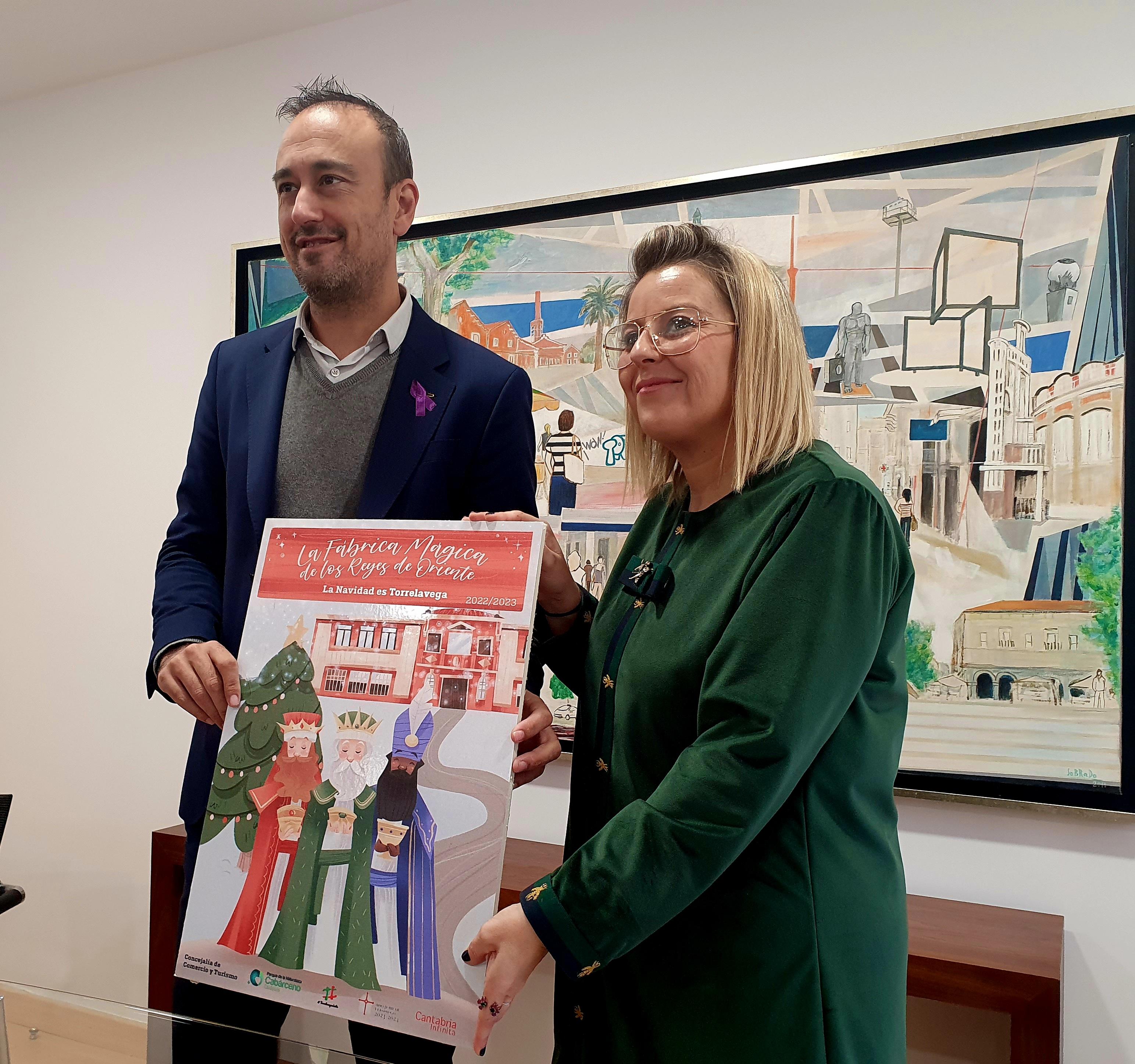 Javier López Estrada, alcalde de Torrelavega, y Cristina García Viñas, concejala de Comercio en la presentación de &quot;La Fábrica de la Navidad&quot;