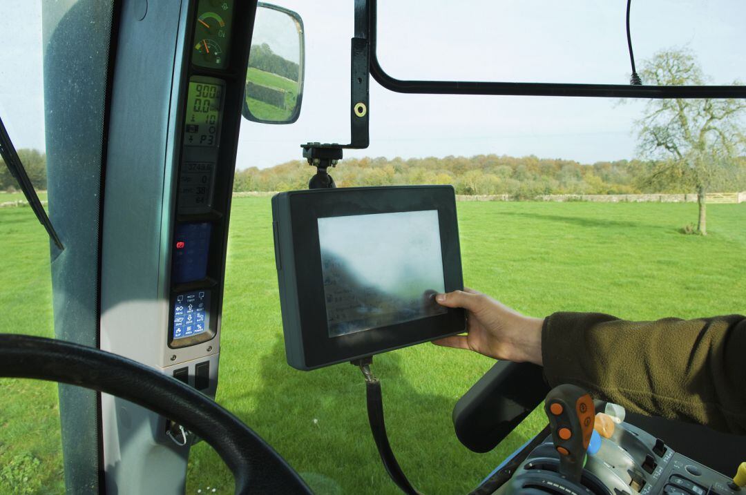 Interior de un tractor con material tecnológico