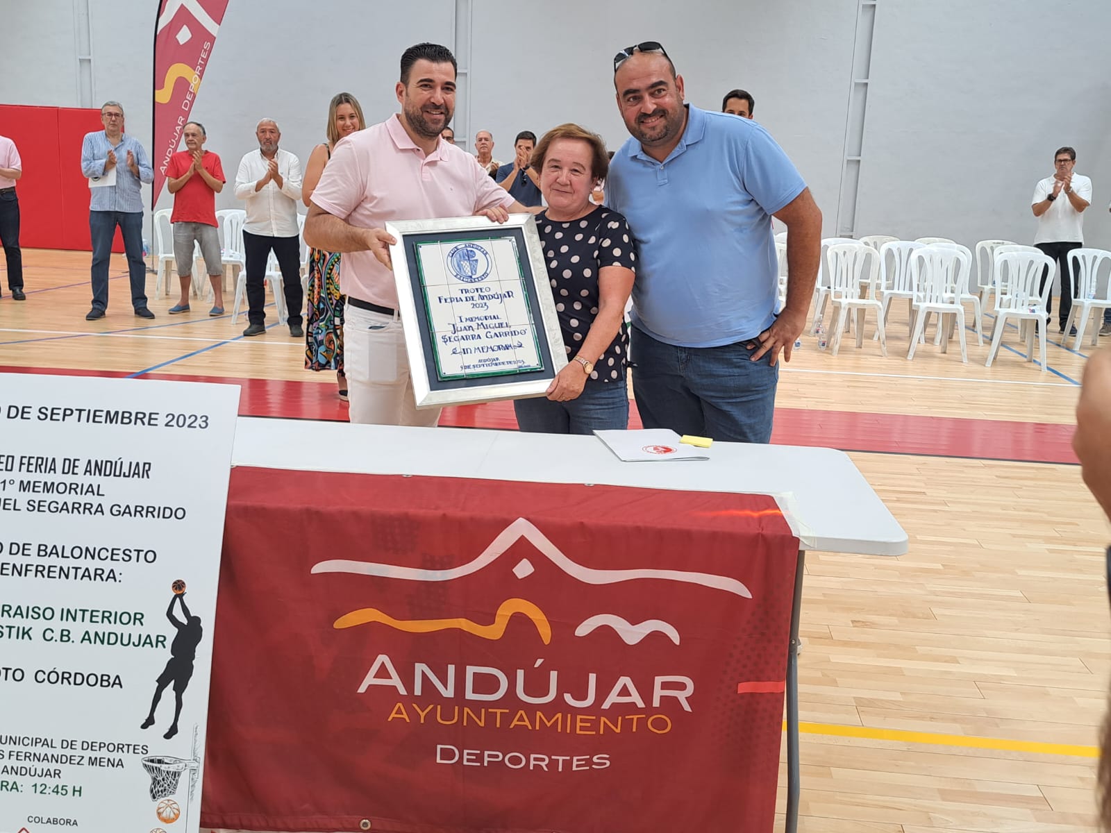 Francisco Téllez, presidente del SKA Logístik CB Andújar entregando una placa a los familiares de Juan Segarra.