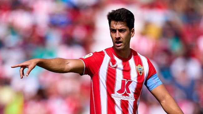 César de la Hoz, como capitán del Almería.