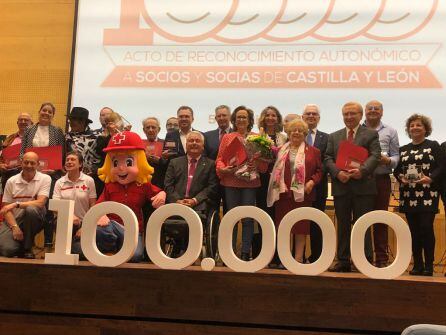 Foto de familia de los galardonados en el gala de celebración del socio 100.000 de Cruz Roja Castilla y León