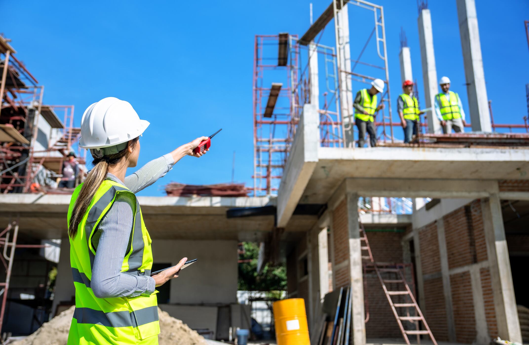 Una mujer ingeniera dirige una obra de construcción