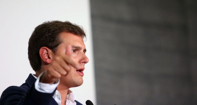 En Málaga, el presidente de Ciudadanos (Cs), Albert Rivera, interviene en un acto.