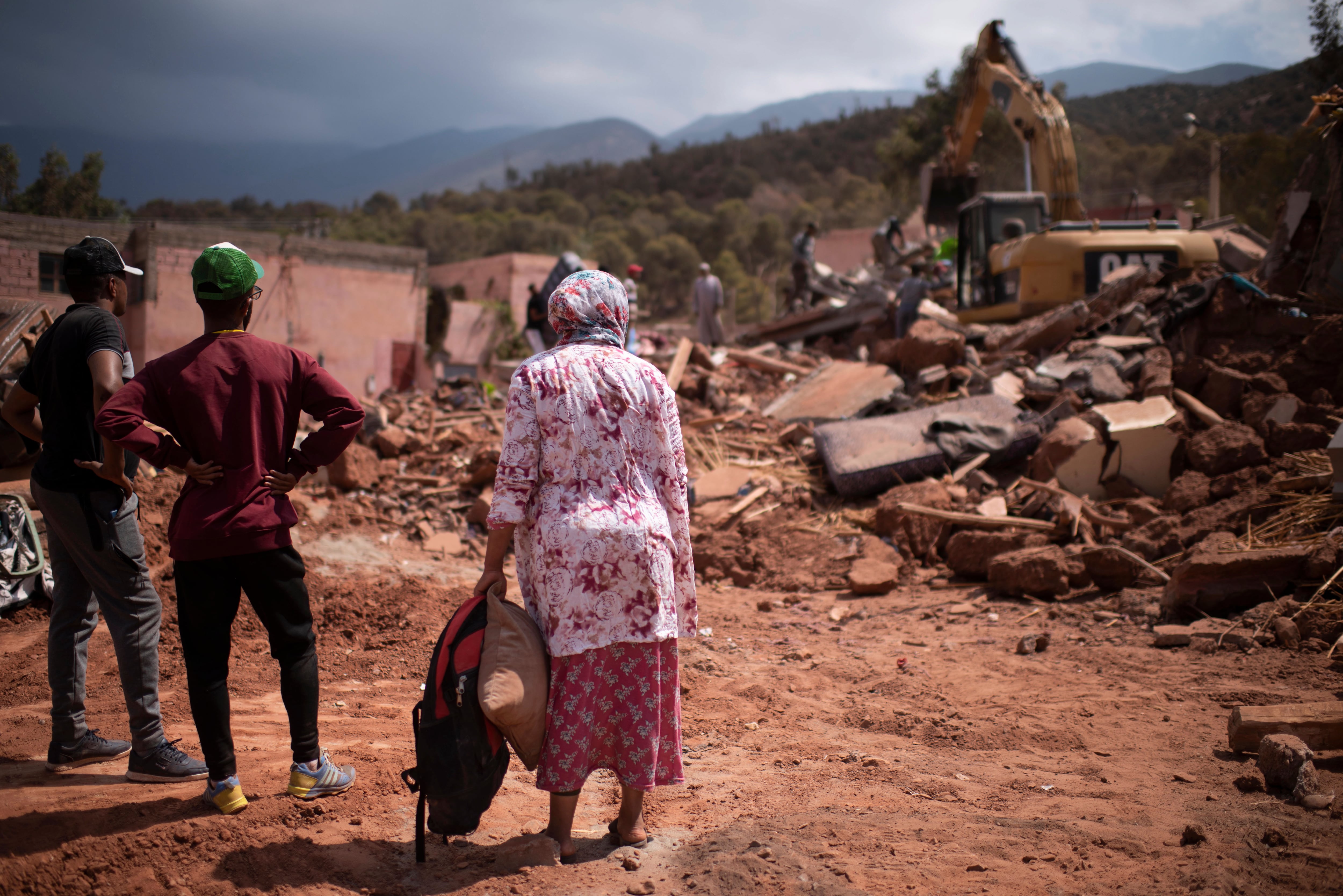 Ouercane (Morocco), 12/09/2023.- Local residents remove their belongings from a collapsed building during clean-up work in Ouercane, Morocco, 12 September 2023. The magnitude 6.8 earthquake that struck central Morocco late 08 September has killed more than 2,800 people, damaging buildings from villages and towns in an area stretching from the Atlas Mountains to Marrakesh, according to the country&#039;s Interior Ministry. Morocco&#039;s King Mohammed VI on 09 September declared a three-day national mourning for the victims of the earthquake. (Terremoto/sismo, Marruecos) EFE/EPA/JALAL MORCHIDI
