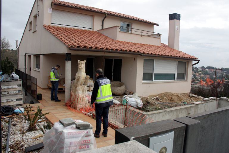 Una de las casas registradas por orden judicial en Terrassa