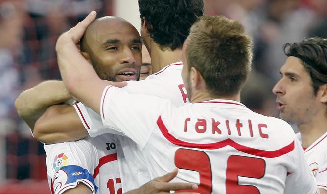 Kanouté celebra un gol
