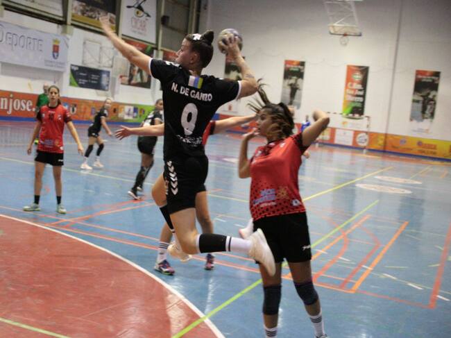 Nabila lanzando a portería en un partido de la actual temporada.