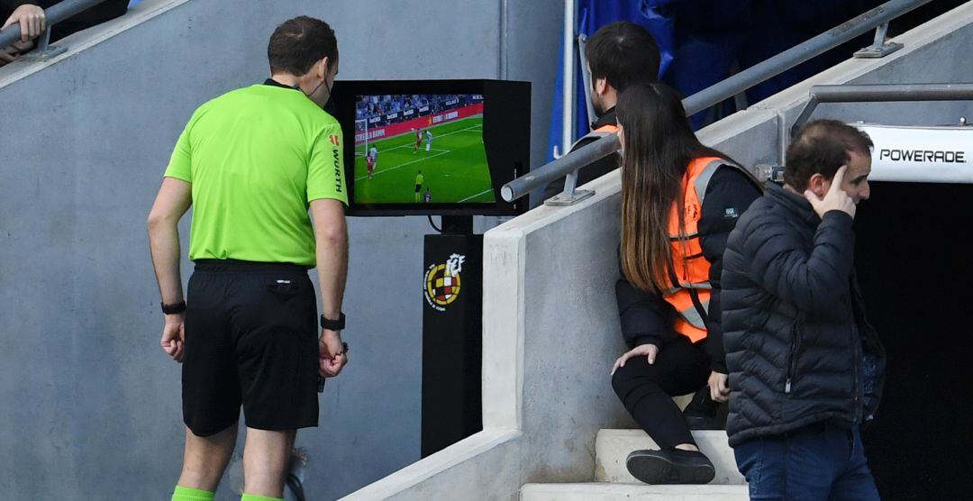 Melero López revisa una acción en un partido entre el Espanyol y Osasuna.