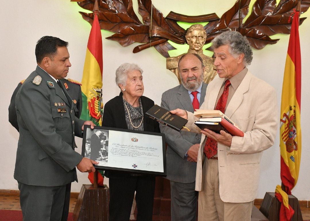 Teresa Rojo, hija del general, acompañada del embajador de España en Bolivia, Emilio Pérez de Ágreda (2-dcha), participa en un homenaje a su padre en la academia militar donde dio clases en Cochabamba (Bolivia).