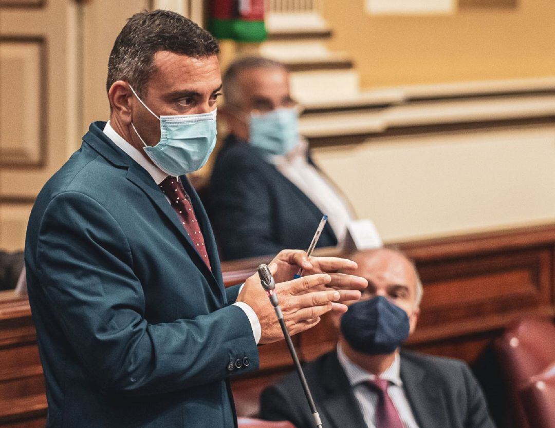 Oswaldo Betancort en el Parlamento de Canarias.