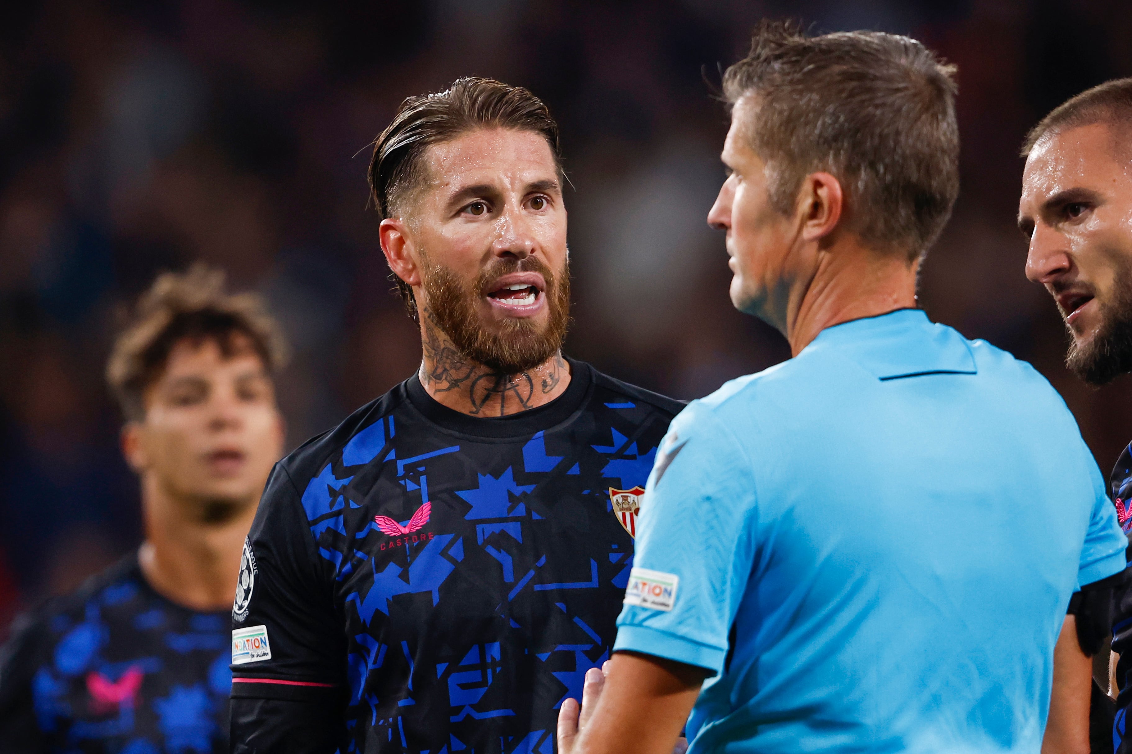 Sergio Ramos protesta al árbitro, durante el partido.