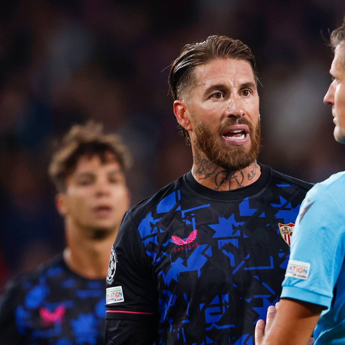 Iturralde González resuelve incrédulo la polémica del PSV-Sevilla: "No sé cómo el VAR ha entrado en esta jugada"