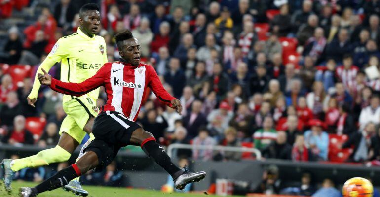 El delantero del Athletic de Bilbao Iñaki Williams (d) se dispone a marcar el segundo gol de su equipo en su partido ante el Levante correspondiente a la decimosexta jornada de la Liga BBVA disputado en San Mamés