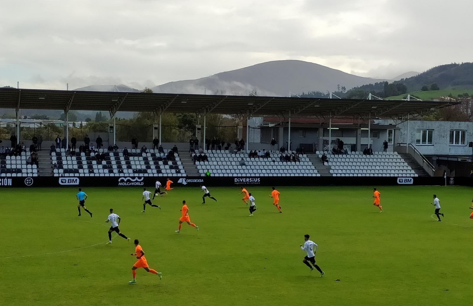 Instantes del encuentro en el Stadium Gal de Irún, entre el Real Unión y el Alcoyano