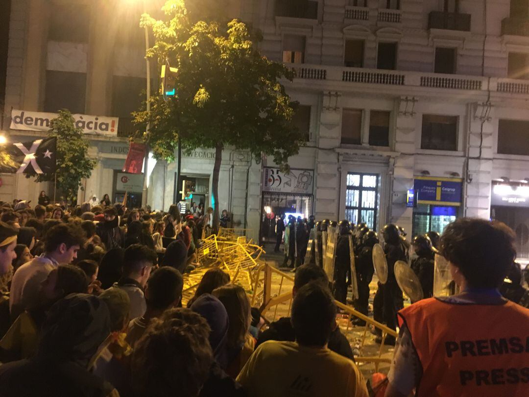 Els manifestants increpen l'actuació dels Mossos
