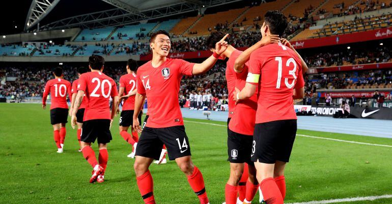 Los jugadores de Corea del Sur celebran un gol en un amistoso